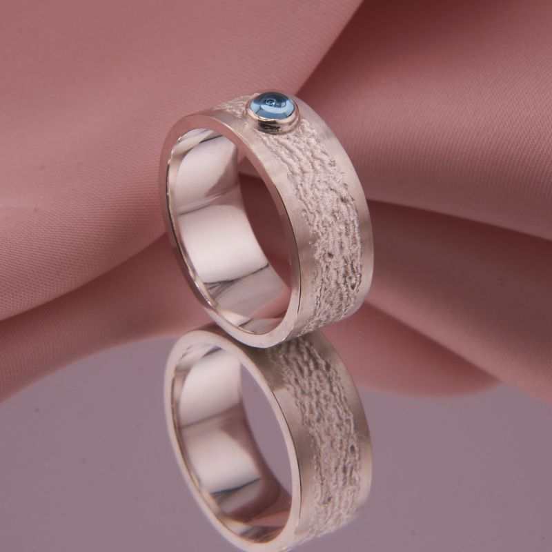 Moderner 8 mm breiter Silberring Nerion mit blauem Edelstein.